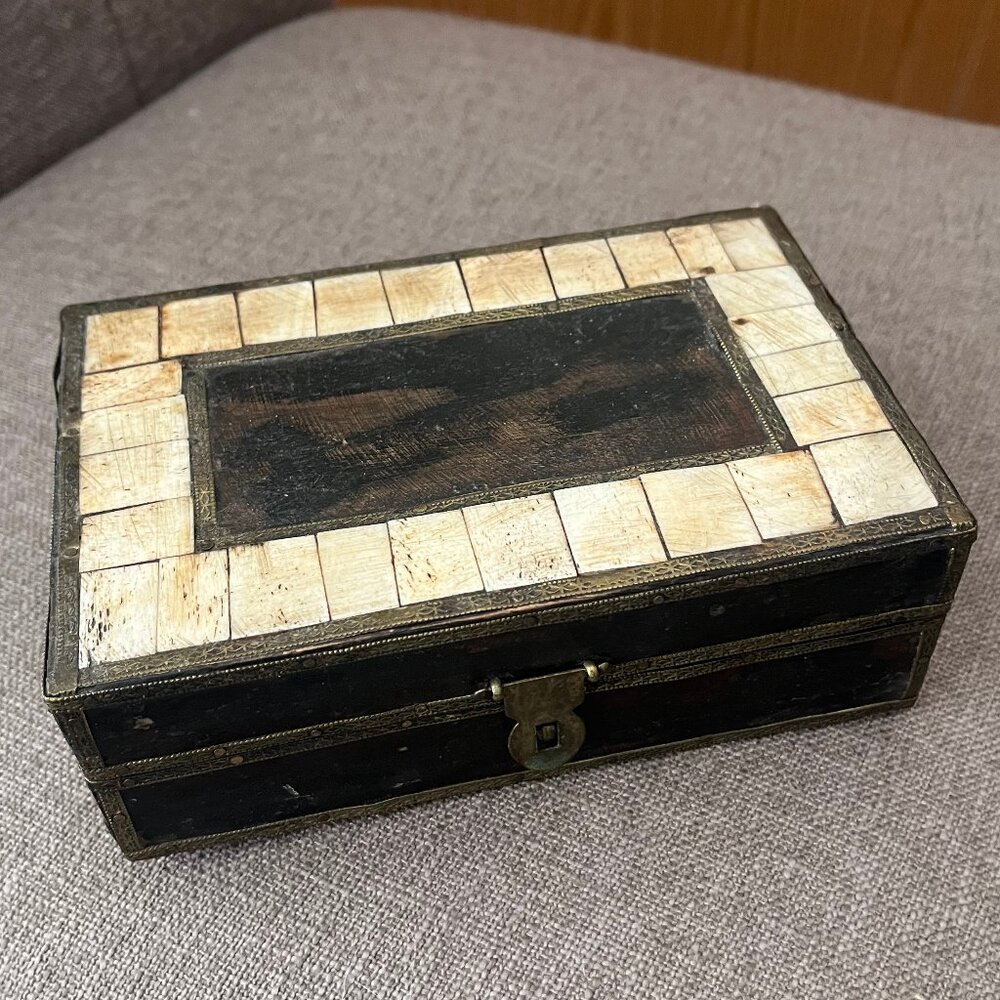 Vintage Decorative Wooden Box – Gold-Tone Clasp – Cream & Gold Accents